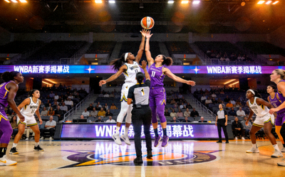 WNBA新赛季揭幕战 - 球员跳球瞬间